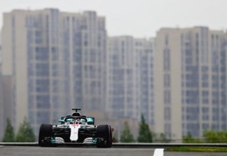 Hamilton bate Kimi por 0s007, e Mercedes domina 1º dia de treinos na China