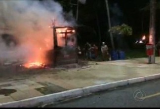 VEJA VÍDEO: Incêndio destrói quiosque na orla do Cabo Branco