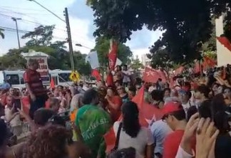 VEJA VÍDEO: ao som de Geraldo Vandré manifestantes fazem protesto contra prisão de Lula em João Pessoa