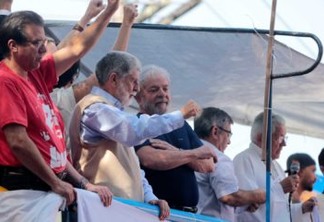 Após 40 horas, Lula deixa a sede do Sindicato dos Metalúrgicos e afirma que vai se entregar à PF