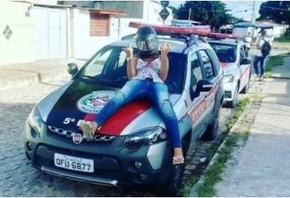 'VIDA LOUCA MESMO': Adolescente sobe em viatura da PM e publica foto com gestos obscenos em Mangabeira