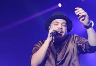 Fã interrompe show de Wesley Safadão com mensagem sobre ex-mulher do cantor