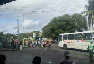 RUAS, GARAGEM DE EMPRESA E INTEGRAÇÃO FECHADAS: manifestantes impedem entrada e saída de ônibus