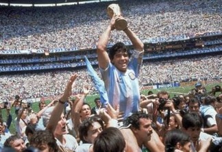 México, Cidade do México. 29/06/1986. O jogador argentino de futebol, Diego Maradona, carrega troféu ao comemorar o título da Copa do Mundo de 1986 ao final da partida contra a Alemanha Ocidental, no estádio Azteca, na Cidade do México. - Crédito:CARLO FUMAGALLI/ASSOCIATED PRESS/AE/Codigo imagem:57734
