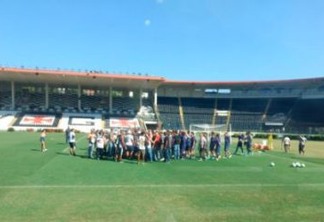 Torcida do Vasco invade treino para cobrar 'postura' dos jogadores -VEJA VÍDEO