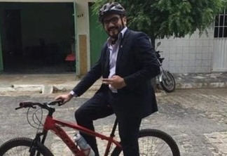 Advogado vai de bicicleta para o trabalho em Patos e diz que essa é a forma mais inteligente de protestar