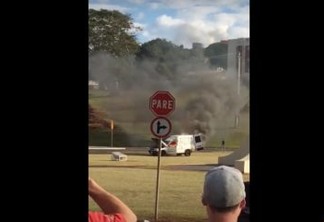 VEJA VÍDEO : Homem coloca fogo no próprio carro no meio de avenida