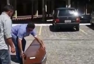 ACIDENTE MÓRBIDO: caixão cai de carro em alta velocidade dentro da UFPB - VEJA VÍDEO