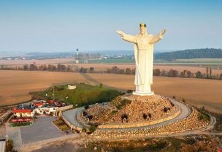 Maior estátua de Jesus do mundo gera polêmica por trazer sinal de wi-fi da coroa -VEJA VÍDEO