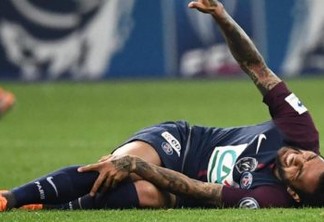 Com lesão no joelho, Daniel Alves tenta evitar cirurgia para ter chances de jogar na Copa do Mundo
