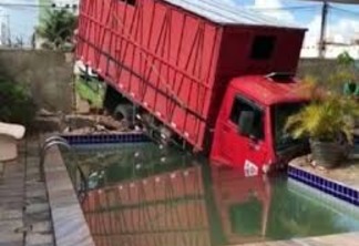 Caminhão derruba muro de residência no Bessa, em João Pessoa