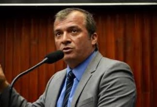 Trócolli Junior emite nota de esclarecimento após desentendimento com Estela Bezerra na ALPB