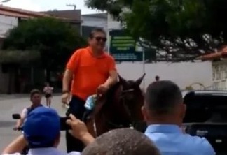 VÍDEO: deputado Adriano Galdino participa de cavalgada no distrito de Galante, em Campina Grande