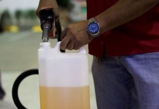 Postos que comercializarem combustíveis em vasilhames podem ser multados, alerta Procon-PB