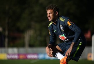 Neymar sente dor em pé operado durante treino e preocupa