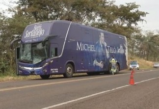 Ônibus de Michel Teló se envolve em acidente com vaca em SP