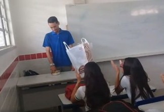 VEJA VÍDEO: Alunos de escola pública fazem rifa para ajudar professor com salário atrasado, homenagem emocionou internautas