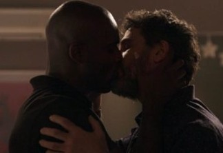 'O Outro Lado do Paraíso' exibe beijo gay entre Cido e Samuel; CONFIRA