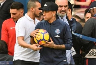 Neymar não treina, mas interage com fãs do PSG no Parque dos Príncipes