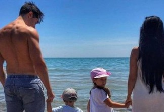 Simaria reaparece ao lado do marido e dos filhos durante férias em praia na espanha