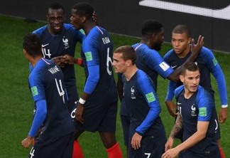 França vence com gol de Mbappé, garante classificação e elimina o Peru