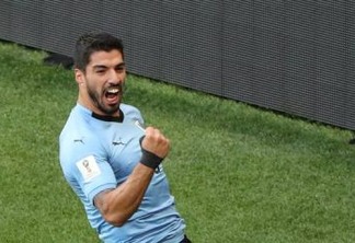 Suárez marca no 100º jogo e garante Uruguai nas oitavas da Copa do Mundo