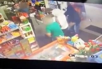 VEJA VÍDEO: Criança chuta ladrão para defender pai durante assalto