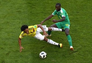 SAMARA, RUSSIA - JUNE 28:  Juan Cuadrado of Colombia is challenged by Youssouf Sabaly of Senegal during the 2018 FIFA World Cup Russia group H match between Senegal and Colombia at Samara Arena on June 28, 2018 in Samara, Russia.  (Photo by Stu Forster/Getty Images)