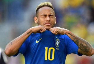 Antes do jogo, Neymar abaixa calção, acaba mostrando demais e bomba na internet