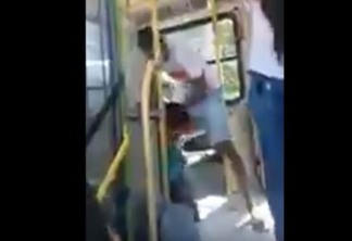 Suspeito de assaltar ônibus é espancado por passageiros - VEJA VÍDEO