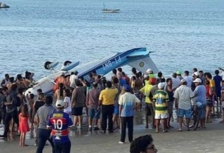 VEJA VÍDEO: Avião perde controle e cai no mar de Fortaleza