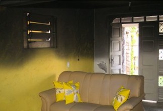 Casa fica parcialmente destruída após incêndio em Campina Grande