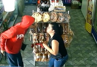 Mulher que levou cabeçada de ladrão em assalto reagiu ao notar arma de brinquedo