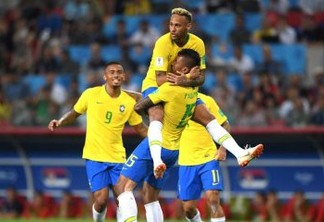 GOLAÇO: Após passe de Coutinho, Paulinho abre o placar para o Brasil