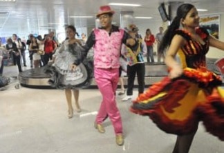 Turistas são recepcionados com forró pé de serra e quadrilha junina no Aeroporto Castro Pinto