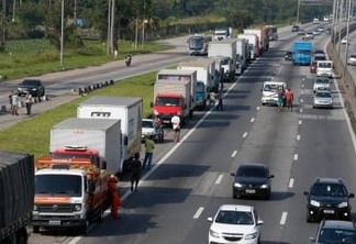 Paralisação dos caminhoneiros na Rodovia Presidente Dutra, no Rio de Janeiro.