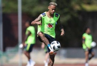 Neymar participa de treinamento antes de viagem do Brasil para São Petersburgo