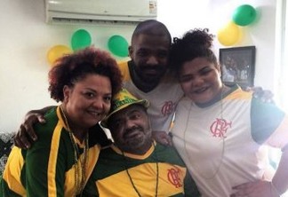 Arlindo Cruz recebe alta e assiste à partida do Brasil em casa com a família no Rio