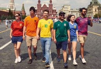 Protesto disfarçado cria bandeira LGBT com camisas da Copa