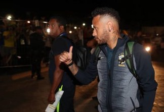 Com Neymar de visual novo outra vez , Seleção Brasileira chega a Samara