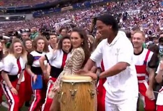Ronaldinho toca percussão na festa de encerramento da Copa
