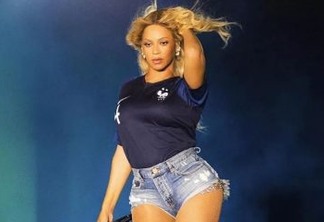 Beyoncé usa camisa da seleção francesa durante show em Paris após vitória na Copa do Mundo