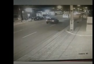 Câmera flagra momento em que motociclista é arremessado após bater de frente com carro- VEJA VÍDEO
