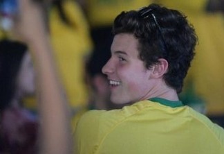 Com direito a camisa amarelinha, Shawn Mendes vibra com vitória da seleção brasileira