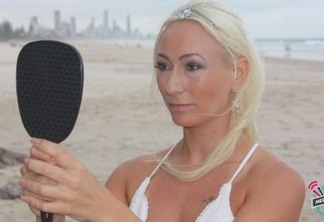 Australiana se casa com ela mesma e faz votos voltada para o espelho