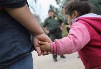 (FILES) In this file photo taken on January 04, 2017 U.S. Border Patrol agents take Central American immigrants into custody near McAllen, Texas.
Nearly 2,000 minors were separated from their parents or adult guardians who illegally crossed into the United States over a recent six-week period, officials said Friday in the most comprehensive 2018 figures provided on family separations. / AFP PHOTO / GETTY / JOHN MOORE