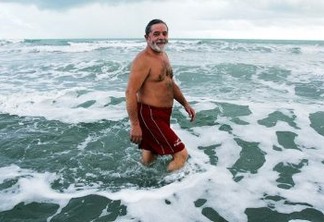 Eduardo Bolsonaro curte foto de Lula sem camisa na praia