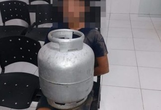 Jovem é preso após furtar botijão de gás de dentro de escola na Paraíba