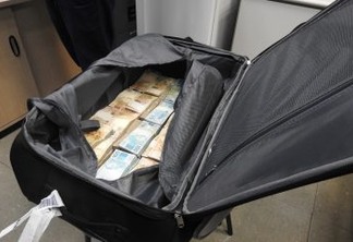 LAVAGEM DE DINHEIRO? PF apreende R$ 860 mil dentro de mala em aeroporto
