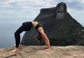 Mariana Ximenes exibe boa forma em foto que aparece praticando ioga